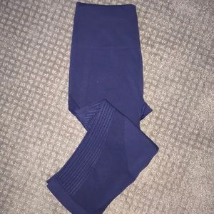 Lululemon Size 6 Blue Crops